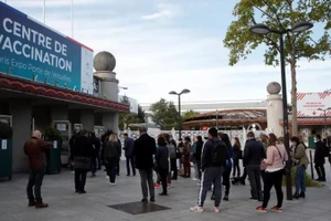 Tới ngày 26/7, có 40 triệu người ở Pháp được tiêm liều vaccine thứ nhất ngừa Covid-19. (Ảnh: Reuters) 