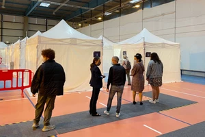 Pháp khuyến khích người dân đi tiêm chủng vaccine ngừa Covid-19.