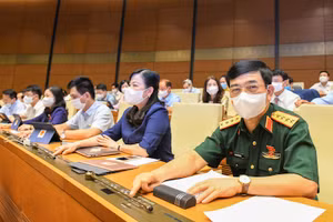 Đại biểu Quốc hội tham gia biểu quyết, sáng 28/7. Ảnh: QUANG HOÀNG