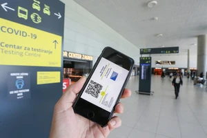 Chứng chỉ kỹ thuật số về Covid-19 trên điện thoại (Ảnh: Xinhua)