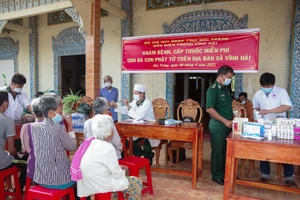 Quân y Biên phòng khám bệnh, cấp thuốc miễn phí cho bà con Khmer nghèo xã Vĩnh Hải.