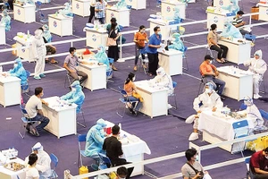 Người dân đến tiêm vắc-xin ngừa Covid-19 tại Nhà thi đấu Phú Thọ, quận 11, TP Hồ Chí Minh.