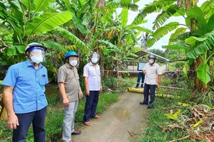 Bí thư Tỉnh ủy Cà Mau (cầm điện thoại) kiểm tra thực tế “điểm nóng” phong tỏa ở xã Khánh Hưng, huyện Trần Văn Thời.