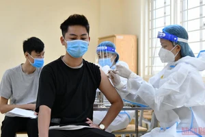 Tiêm vaccine phòng Covid-19 cho học sinh THPT tại Hà Nội. (Ảnh: Thủy Nguyên)