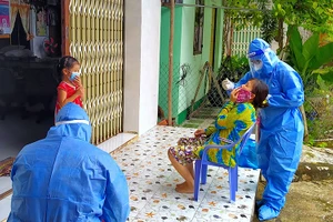 Lực lượng y tế lưu động phường 8 (TP Cà Mau) đến tận nhà dân test sàng lọc cộng đồng. 