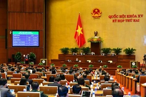 Quốc hội biểu quyết thông qua Nghị quyết về dự toán ngân sách nhà nước năm 2022 sáng 13/11. (Ảnh: LINH NGUYÊN)