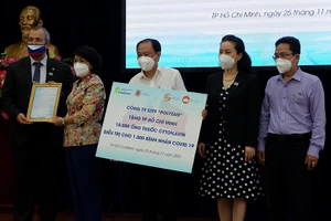 Ủy ban Mặt trận Tổ quốc Việt Nam TP Hồ Chí Minh nhận số thuốc điều trị Covid-19 từ Hãng khoa học công nghệ Dược phẩm Polysan (Liên bang Nga).