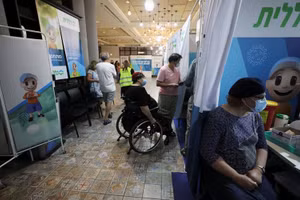 Người dân chờ tiêm liều vaccine ngừa Covid-19 thứ ba tại Jerusalem, tháng 8/2021. (Ảnh: Reuters)