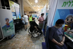Người dân chờ tiêm liều vaccine ngừa Covid-19 thứ ba tại Jerusalem, tháng 8/2021. (Ảnh: Reuters)