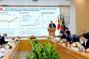 Các diễn giả trao đổi ý kiến tại đầu cầu Hà Nội. (Ảnh: Đại học Kinh tế quốc dân).