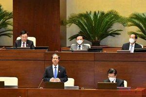 Bộ trưởng Giáo dục và Đào tạo Nguyễn Kim Sơn trả lời chất vấn của đại biểu Quốc hội ngày 11/11.