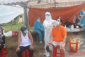 Test nhanh SARS-CoV-2 cho người dân xã Nguyệt Hóa (Châu Thành).