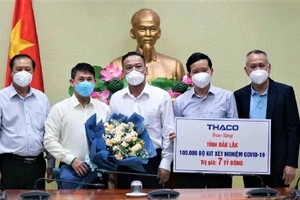 Đại diện lãnh đạo Công ty cổ phần ô tô Trường Hải trao tặng 100 nghìn bộ dụng cụ xét nghiệm nhanh SARS-CoV-2 cho tỉnh Đắk Lắk. (Ảnh: Quang Nhật)