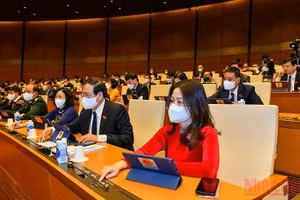 Các đại biểu Quốc hội bấm nút biểu quyết thông qua Nghị quyết về quy hoạch sử dụng đất quốc gia thời kỳ 2021 - 2030, tầm nhìn đến năm 2050 và Kế hoạch sử dụng đất quốc gia 5 năm 2021 - 2025. (Ảnh: LINH NGUYÊN)