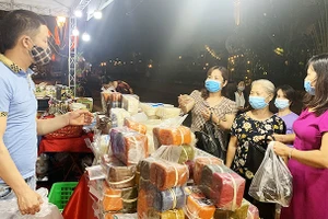 Khách tham quan mua sắm hàng hóa tại Hội chợ khuyến mại năm 2020.