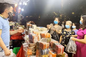 Khách tham quan mua sắm hàng hóa tại Hội chợ khuyến mại năm 2020.