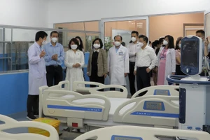 Các đại biểu tham quan cơ sở khám chữa bệnh mới được thành lập. 