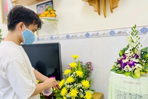 Chưa bao giờ B. lại thấy nhà mình tràn ngập hoa cúc vàng dịp 20/11 như năm nay.