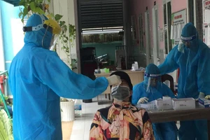 Lấy mẫu xét nghiệm Covid-19 cho người dân phường An Bình, quận Ninh Kiều, TP Cần Thơ.