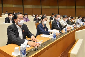 Đại biểu Quốc hội biểu quyết thông qua Nghị quyết về tổ chức phiên tòa trực tuyến. (Ảnh: quochoi.vn)