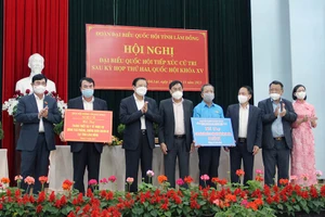 Đồng chí Phan Đình Trạc trao quà tặng công nhân và người lao động khó khăn tỉnh Lâm Đồng.