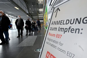 Người dân xếp hàng chờ tiêm chủng tại Đức. (Ảnh: Reuters)