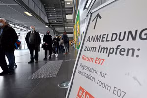 Người dân xếp hàng chờ tiêm chủng tại Đức. (Ảnh: Reuters)