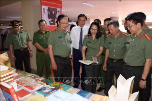 Các đại biểu tham quan Triển lãm “75 năm Công an nhân dân - vì nước quên thân, vì dân phục vụ”. Ảnh: TTXVN