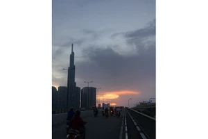 Thành phố đã tỉnh lại, sau một cơn mê dài.