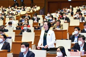 Bộ trưởng Nội vụ Phạm Thị Thanh Trà giải trình trước Quốc hội chiều 11/11. (Ảnh: LINH NGUYÊN)