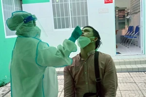 Lấy mẫu xét nghiệm Covid-19 cho người dân tại TP Hồ Chí Minh.