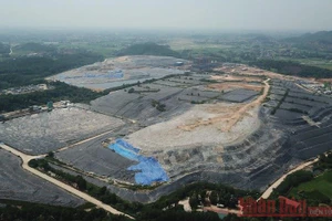 Khu liên hợp xử lý rác thải Nam Sơn nhìn từ trên cao. (Ảnh: LÊ VIỆT)