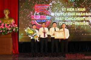 Tổng Biên tập Báo Nhân Dân Thuận Hữu trao Bằng khen của Thủ tướng Chính phủ cho lãnh đạo Trung tâm Truyền hình Nhân Dân nhân kỷ niệm 5 năm ngày phát sóng chính thức. Ảnh: THỦY NGUYÊN