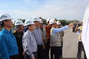 Bộ trưởng GTVT Nguyễn Văn Thể thị sát cao tốc Cam Lộ - La Sơn.