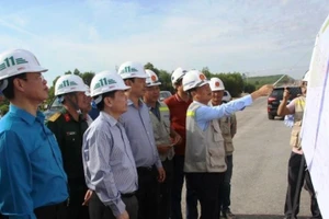 Bộ trưởng GTVT Nguyễn Văn Thể thị sát cao tốc Cam Lộ - La Sơn.