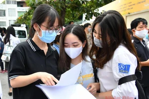 Thí sinh sau buỏi thi môn Ngữ văn Kỳ thi tốt nghiệp THPT 2020 sáng 9-8 (Ảnh: THUỶ NGUYÊN)