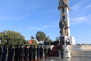 Dâng hương tại Đài Hữu nghị Việt Nam - Campuchia ở thủ đô Phnom Penh.