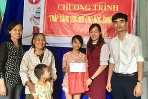 Anh Trần Tuấn Hiệp (ngoài cùng bên phải) đại diện CLB "Chung một tấm lòng" gửi gắm các phần quà hỗ trợ những người có hoàn cảnh không may mắn.