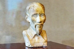Bức tượng Chủ tịch Hồ Chí Minh mà ông Paul Antoine Miniconi và gia đình trân trọng gìn giữ nhiều năm qua.
