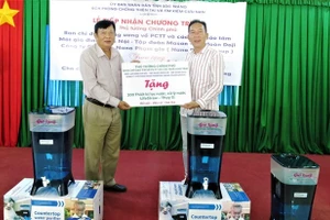 Giám đốc Sở NN-PTNT Lương Minh Quyết (bên trái) tiếp nhận thiết bị lọc, xử lý nước LifeStraw nhà tài trợ trao tặng.