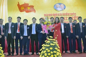  Ðại diện Ban Thường vụ Huyện ủy Hưng Hà chúc mừng Ban Chấp hành Ðảng bộ xã Tiến Ðức nhiệm kỳ 2020-2025.