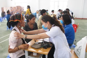 Người dân được thăm khám, cấp thuốc miễn phí và tư vấn sức khỏe.