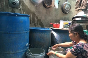 Nhiều người dân ấp 3, xã Bình Thắng (huyện Bình Đại, tỉnh Bến Tre) bức xúc khi sử dụng nước nhiễm mặn vẫn bị thu tiền với giá cao.