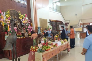 Dâng hương lên ban thờ Bác.