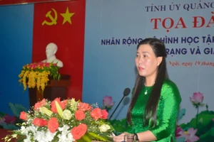 Đồng chí Bùi Thị Quỳnh Vân, Ủy viên Dự khuyết T.Ư Đảng, Phó Bí thư Thường trực Tỉnh ủy Quảng Ngãi phát biểu tại buổi tọa đàm. 