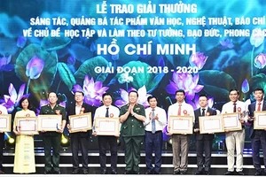 Các tập thể có thành tích quảng bá xuất sắc được trao giải. Ảnh: TRẦN HẢI