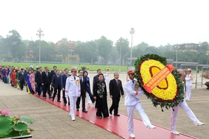 Đoàn đại biểu lãnh đạo Đảng, Nhà nước, Mặt trận Tổ quốc Việt Nam cùng các đại biểu Quốc hội đến đặt vòng hoa và vào Lăng viếng Chủ tịch Hồ Chí Minh. 