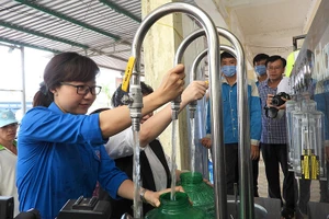 Vận hành hệ thống lọc nước mặn thành nước ngọt vừa bàn giao ở xã Khánh Bình Tây Bắc.