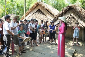 Người dân chăm chú lắng nghe kể về cuộc đời và sự nghiệp của Bác tại Khu di tích Quốc gia đặc biệt Kim Liên (xã Kim Liên, huyện Nam Đàn, Nghệ An). Ảnh: ĐĂNG KHOA