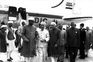 Chủ tịch Hồ Chí Minh tại sân bay New Delhi trong chuyến thăm hữu nghị Ấn Độ, ngày 4-2-1958.